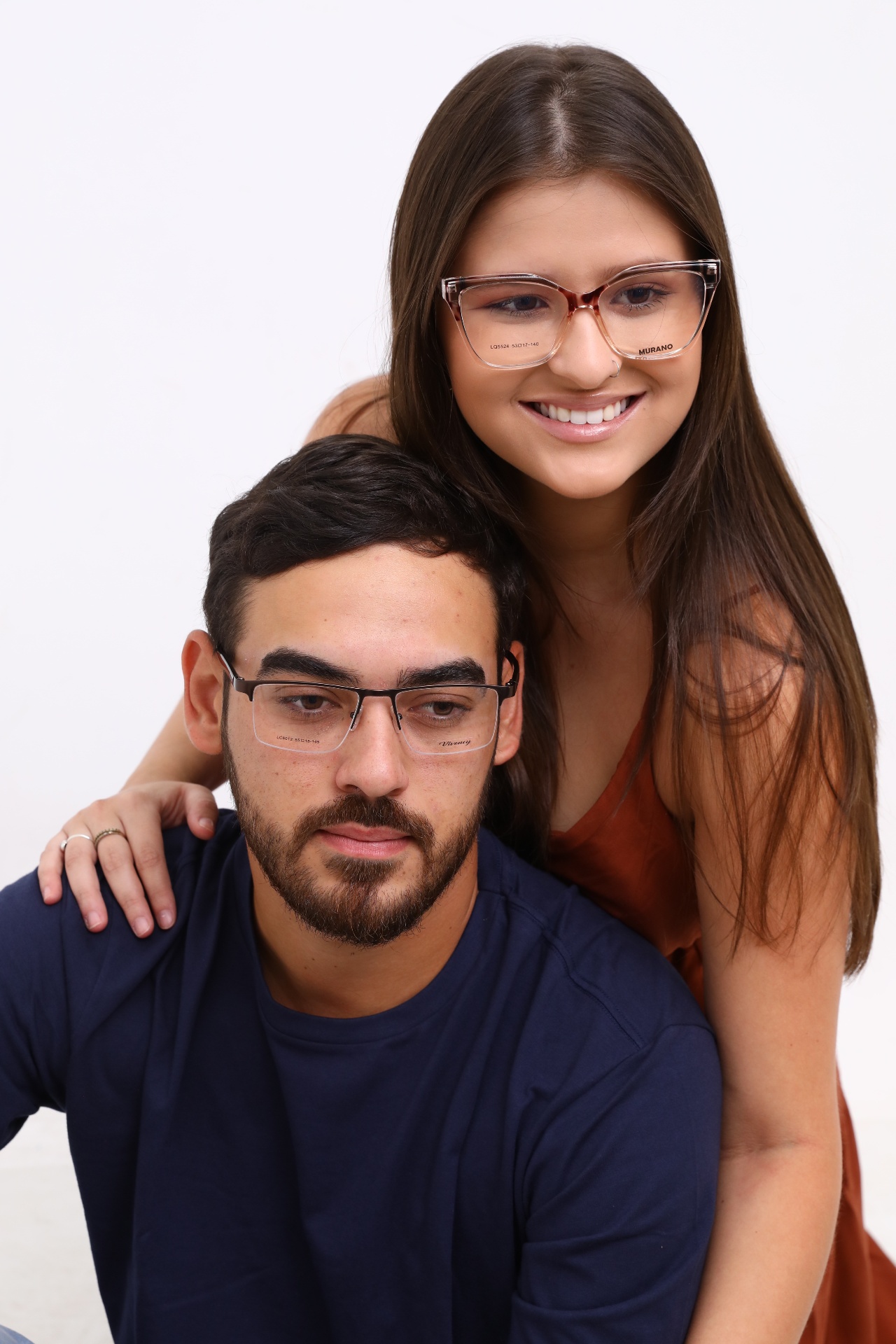 Modelo 5 usando óculos