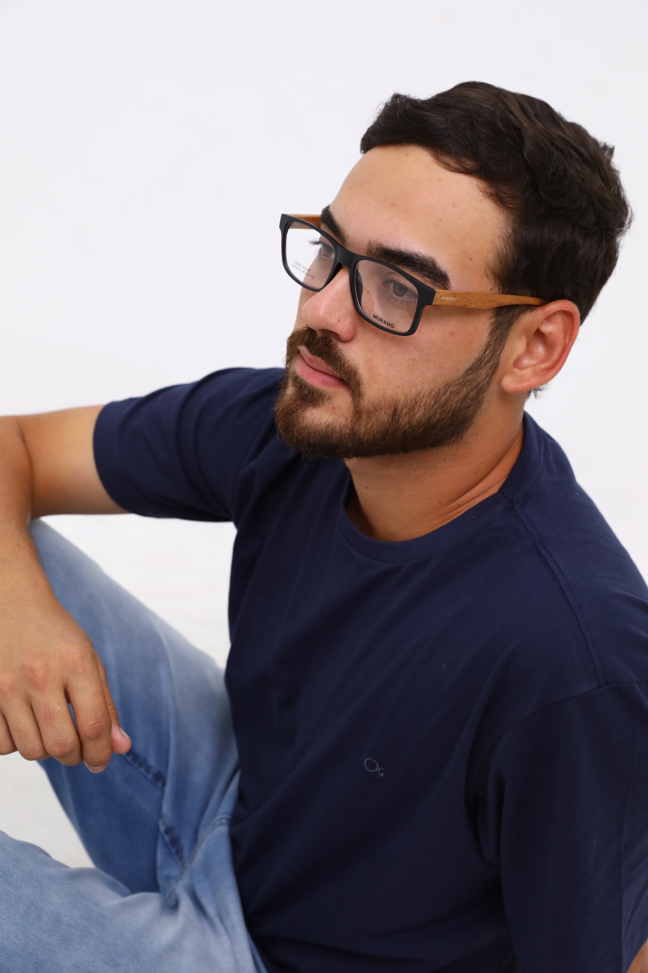 Modelo 6 usando óculos
